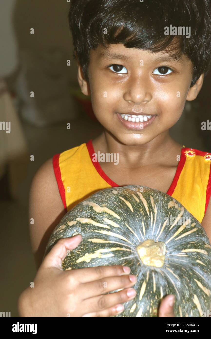 Bella studentessa che passa il suo tempo a casa durante la situazione pandemica corona, distanza sociale durante la quarantena covid-19, auto-isolamento a Dhaka. Foto Stock