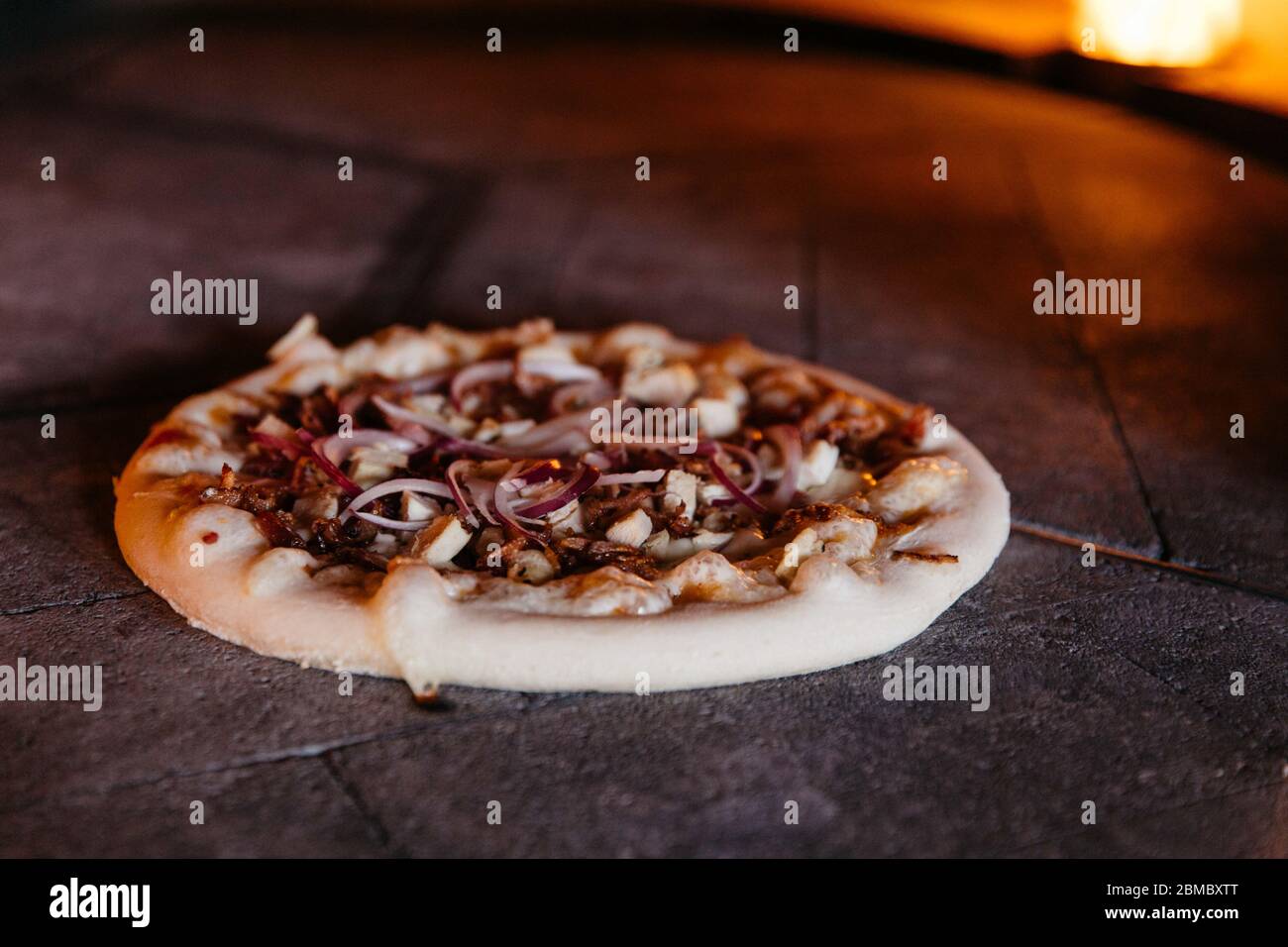 Pizza fatta a mano nel forno Woodfire Foto Stock