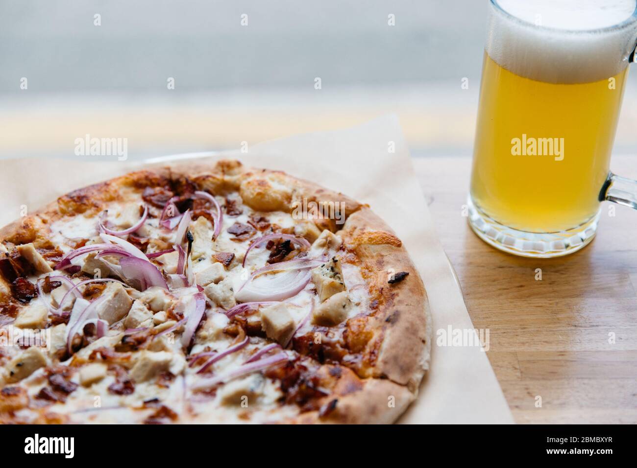 Deliziosa pizza al barbecue con pollo e birra Foto Stock