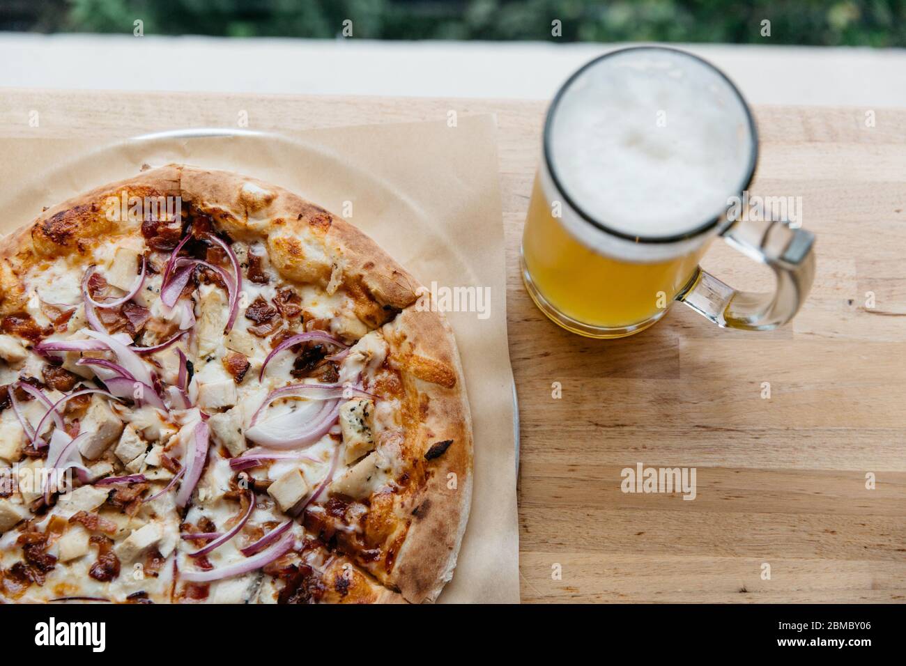 Deliziosa pizza barbecue fatta a mano con birra Foto Stock