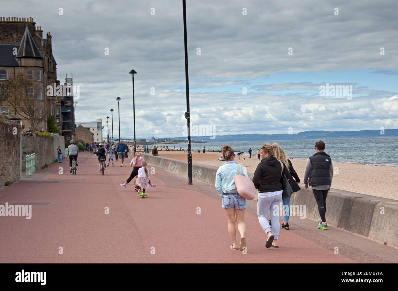 Portobello, Edimburgo, Scozia Regno Unito. 8 maggio 2020. All'osservatore occasionale sembra che alcune persone non stiano prendendo sul serio le distanze sociali come forse lo erano nelle ultime settimane. Anche se la polizia era visibile nel primo pomeriggio, da metà a tardo pomeriggio le persone si trovavano sulla spiaggia e persino una coppia aveva un piccolo barbecue. Credit: Arch White/Alamy Live News. Foto Stock