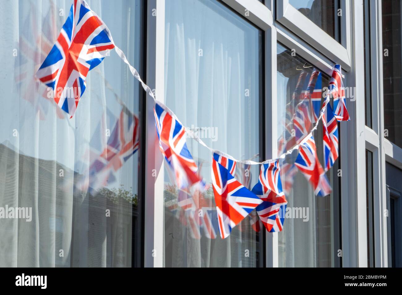 Union jack bunting o bandiere britanniche all'esterno di una casa britannica Foto Stock