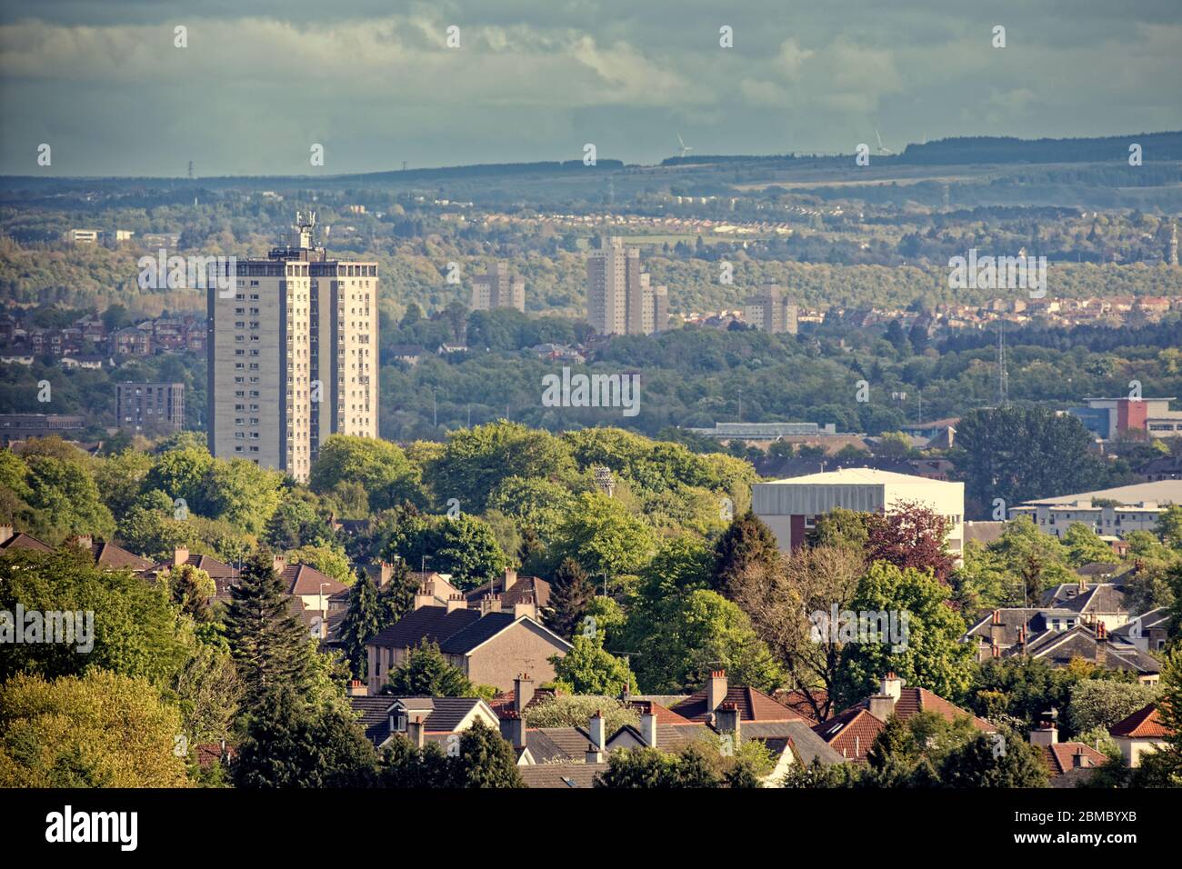 Glasgow, Scozia, UK 8 maggio 2020: Regno Unito Meteo: La giornata calda ha visto il sole sul sud della città, mentre il verde sembrava lussureggiante nei bassi livelli di inquinamento. Traghetto Copyrite Gerard/Alamy Live News Foto Stock