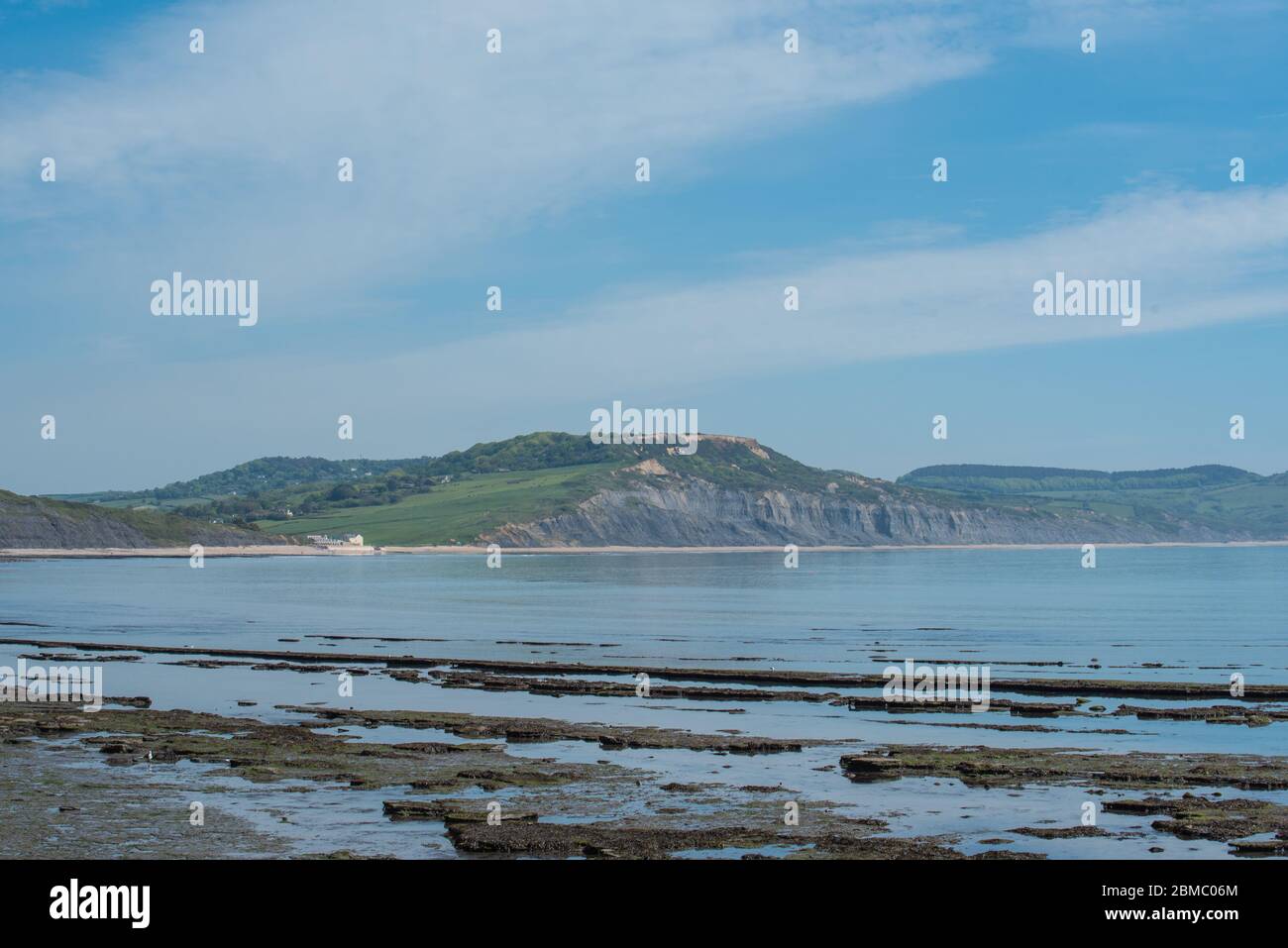 Lyme Regis Dorset, Regno Unito. 8 maggio 2020. UK Weather: Un pomeriggio caldo e soleggiato in riva al mare a Lyme Regis, West Dorset. La vista si affaccia su Charmouth, la Jurassic Coast e Golden Cap. Credit: Celia McMahon/Alamy Live News. Foto Stock