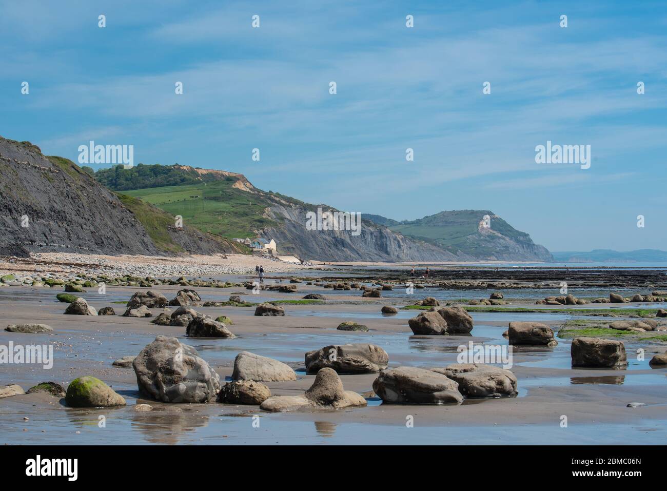 Lyme Regis Dorset, Regno Unito. 8 maggio 2020. UK Weather: Un pomeriggio caldo e soleggiato in riva al mare a Lyme Regis, West Dorset. La vista si affaccia su Charmouth, la Jurassic Coast e Golden Cap. Credit: Celia McMahon/Alamy Live News. Foto Stock