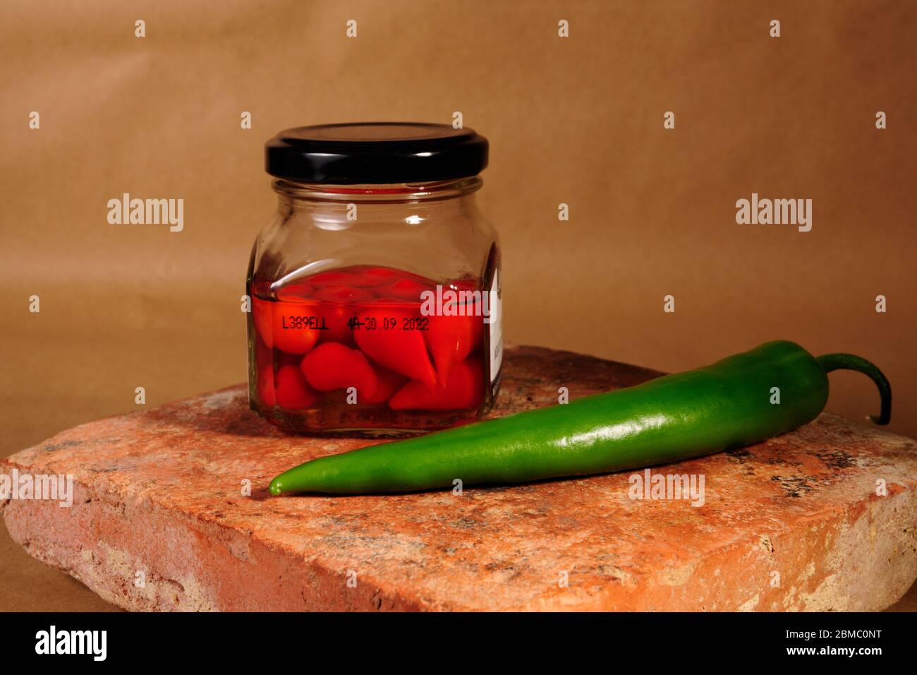 contenitore in vetro con peperoni caldi da vicino Foto Stock