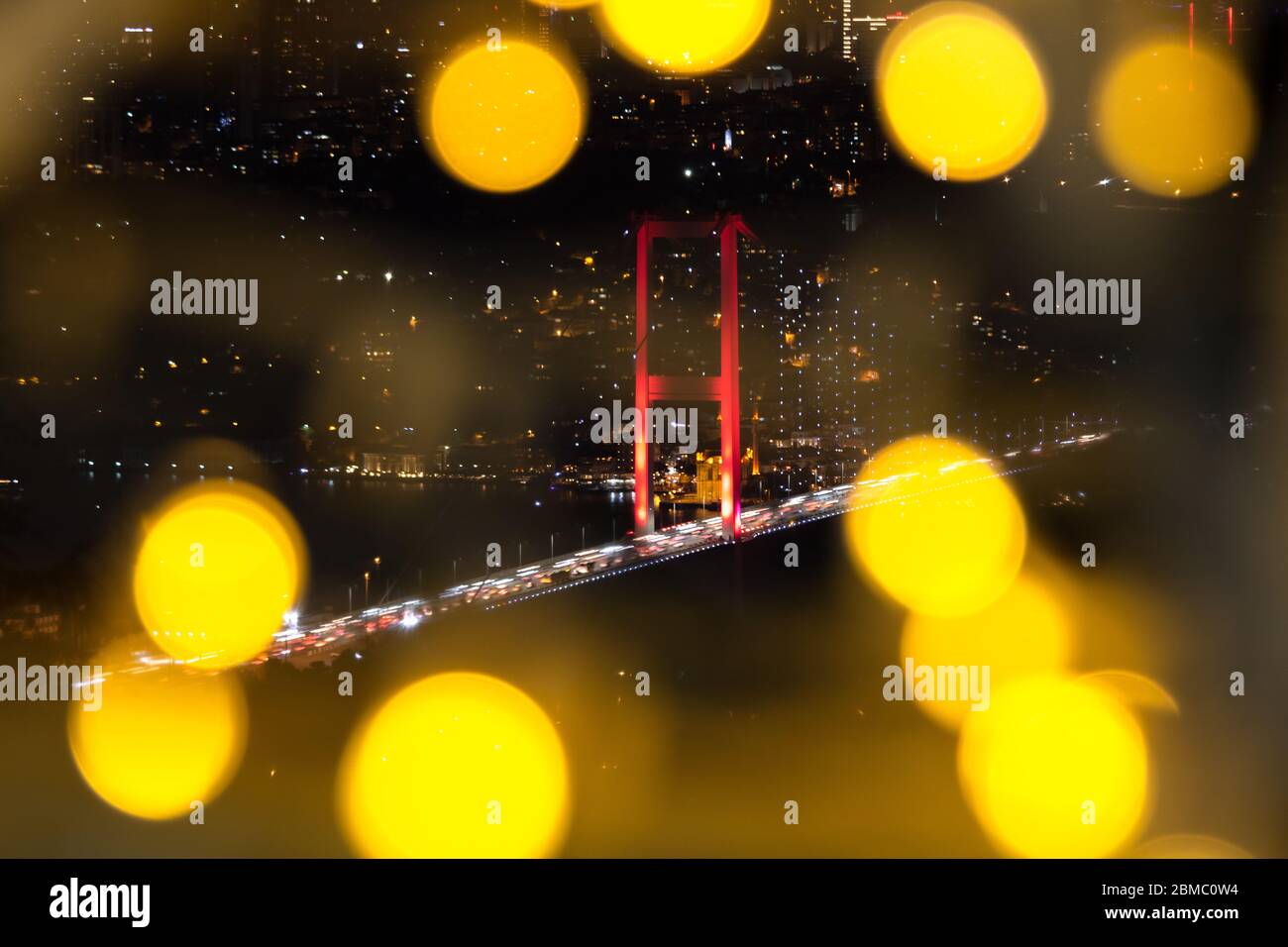 Ponte sul Bosforo di notte e paesaggio urbano di Istanbul Foto Stock