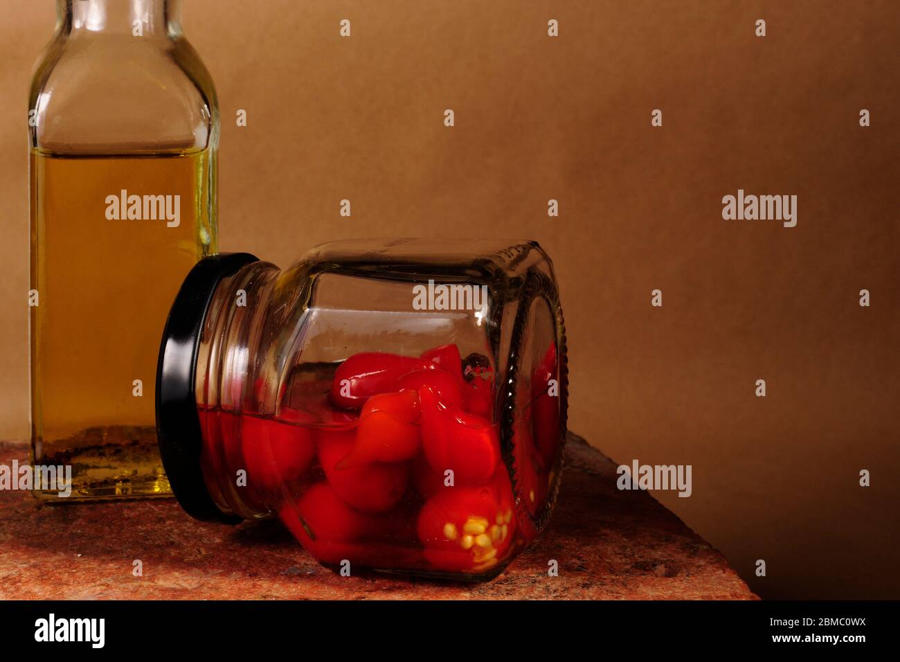 contenitore in vetro con peperoni caldi da vicino Foto Stock