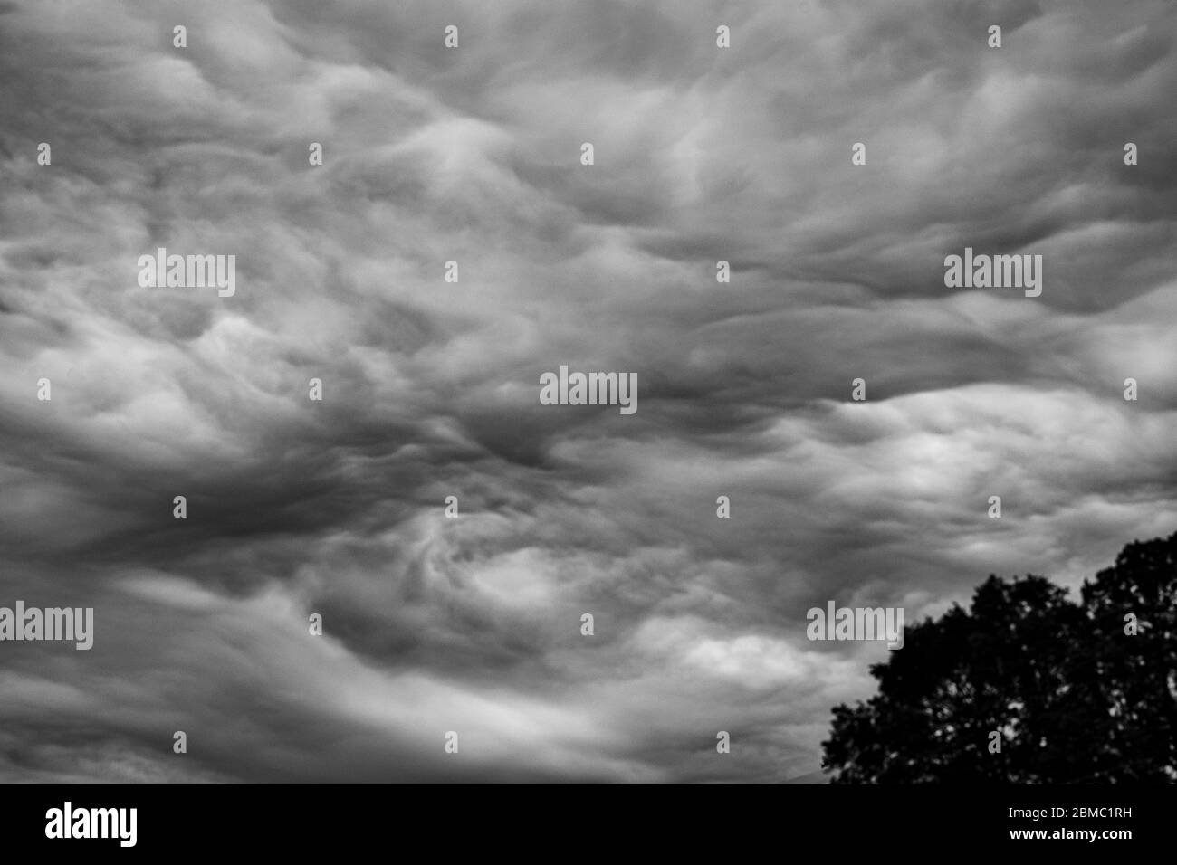 Le nuvole tempesta possono portare il cattivo tempo con loro, ma possono avere una bellezza tutto il loro proprio. Foto Stock