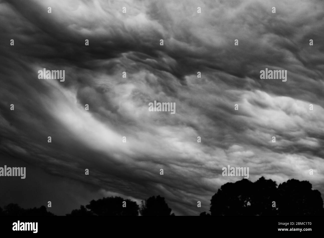 Le nuvole tempesta possono portare il cattivo tempo con loro, ma possono avere una bellezza tutto il loro proprio. Foto Stock