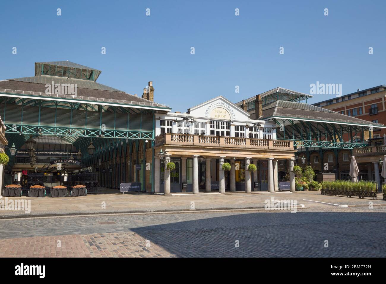 L'originale vecchio Covent Garden Fruit Vegetable and Flower Market Hall nel centro di Londra, che guarda verso Central Avenue, che include aziende turistiche di catering come il pub Punch and Judy e negozi turistici. Londra, Inghilterra Regno Unito. (118) Foto Stock