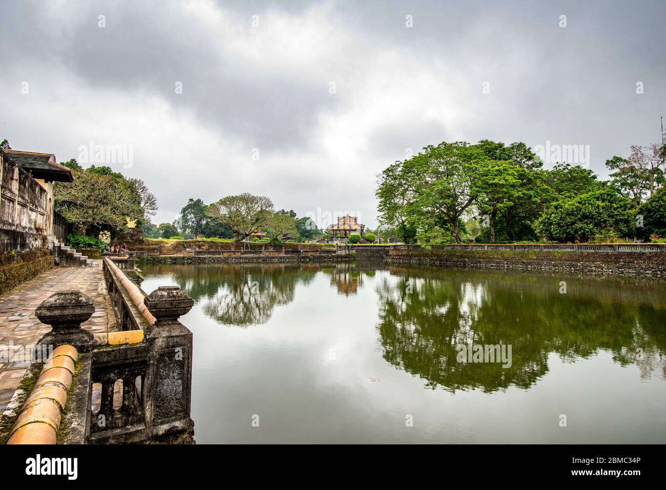 Hue, Vietnam - 15 aprile 2018: Grande fossato alla cittadella di Hue con pochissimi turisti e un cielo coperto Foto Stock