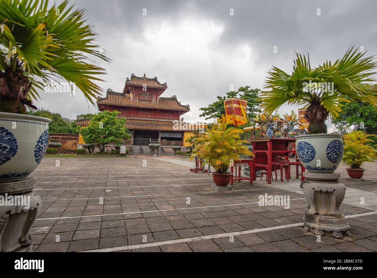 Hue, Vietnam - 15 aprile 2018: Una delle porte interne della cittadella di Hue, con pochissimi turisti e un cielo coperto Foto Stock