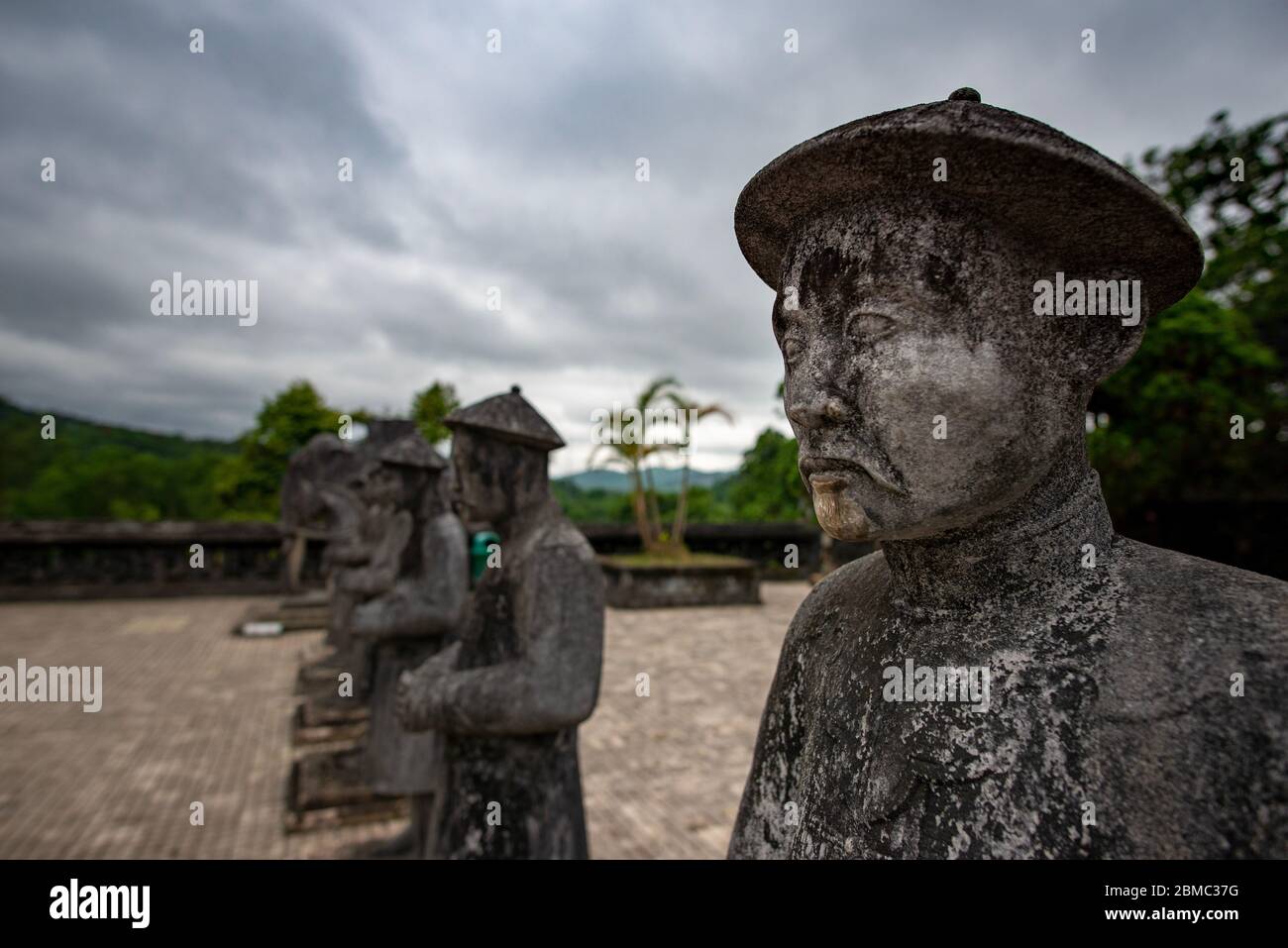 Hue, Vietnam - 16 aprile 2018: Statua dei consiglieri dell'imperatore presso la tomba dell'imperatore Khai Dinh, senza popolo e cielo coperto Foto Stock
