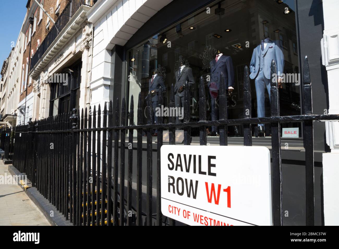 Westminster Street insegna su Savile Row a Londra, il Golden Mile di sartoria su misura, è attaccato alle ringhiere di Gieves e Hawkes - Getter's Tailor / sartoring negozio di fronte e vetrina. UK (118) Foto Stock