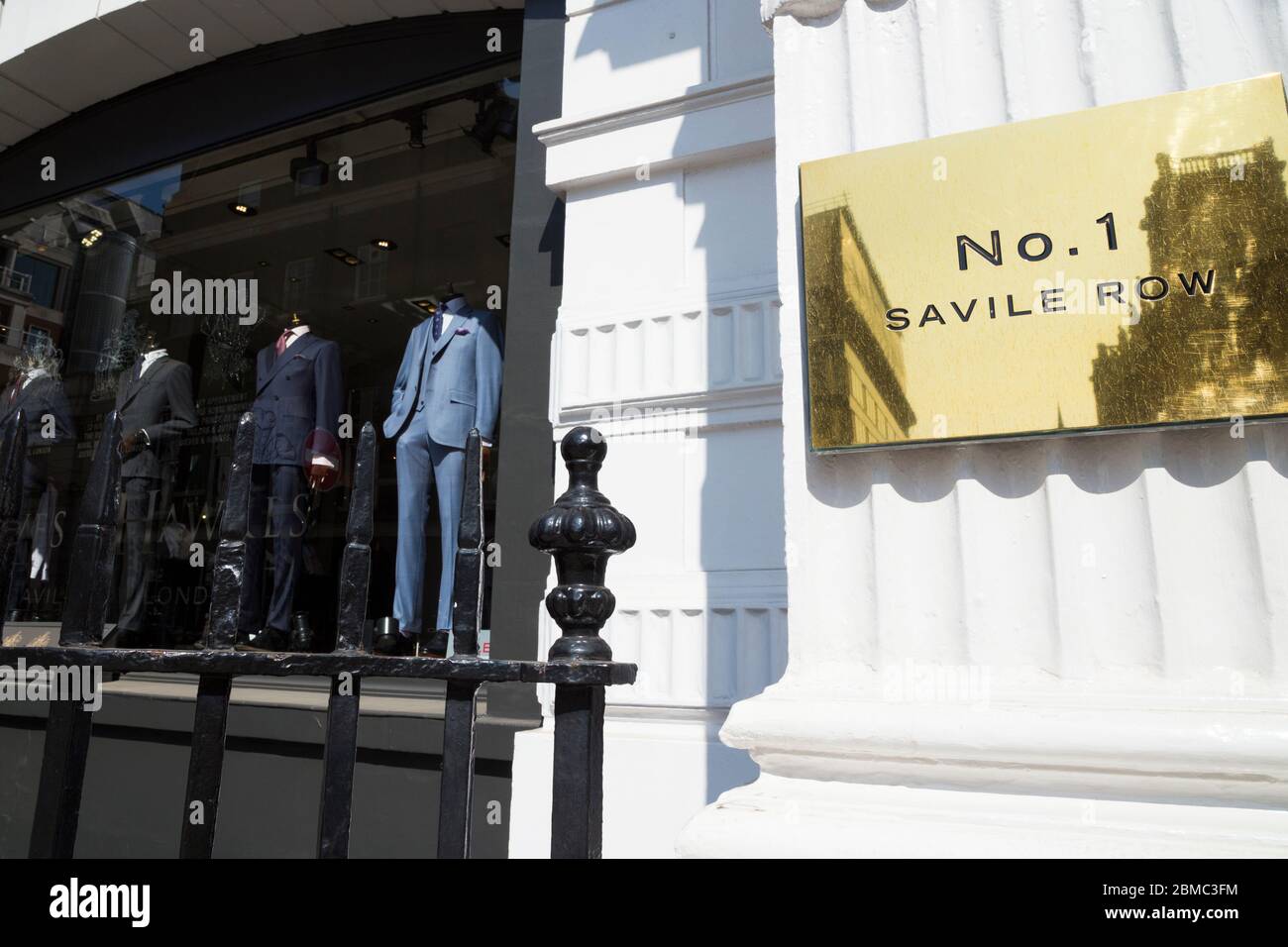 Gieves & Hawkes - negozio di sartoria/sartoria per gentiluomini davanti e vetrina al numero 1, Savile Row, Londra, Regno Unito. Il cartello stradale di Westminster è attaccato alle ringhiere. (118) Foto Stock