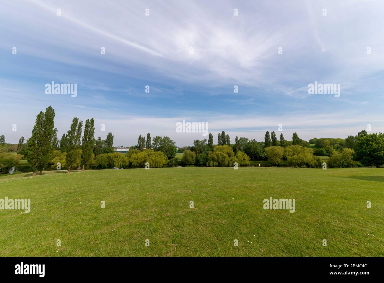 Gloucester Park, Basildon, Essex, Regno Unito. Grande parco verde con laghi. Sole primavera giorno. Parco urbano di quartiere chiamato dopo il Duca di Gloucester Foto Stock