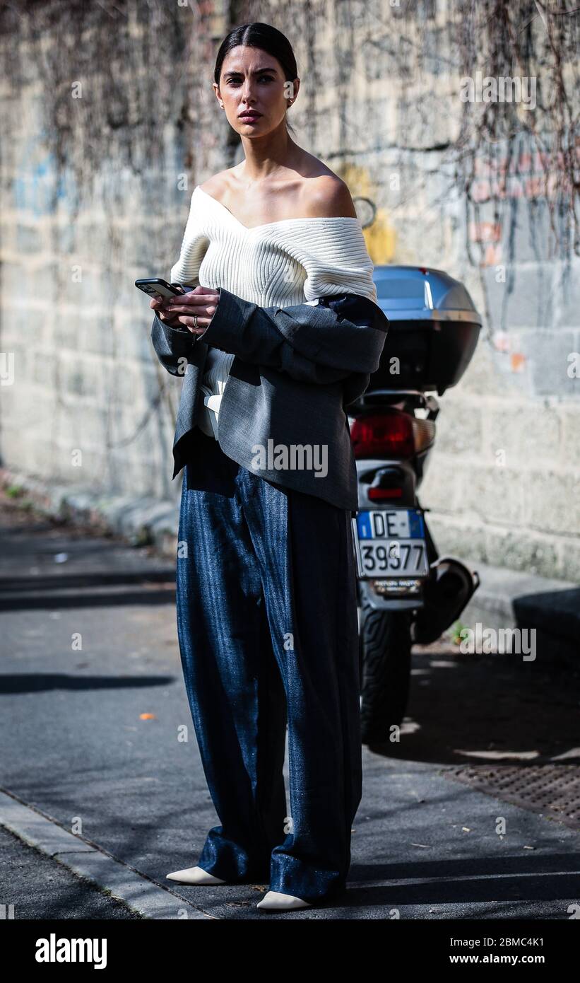 MILANO, Italia - Febbraio 23 2020: Donne in strada durante la settimana della Moda di Milano. Foto Stock