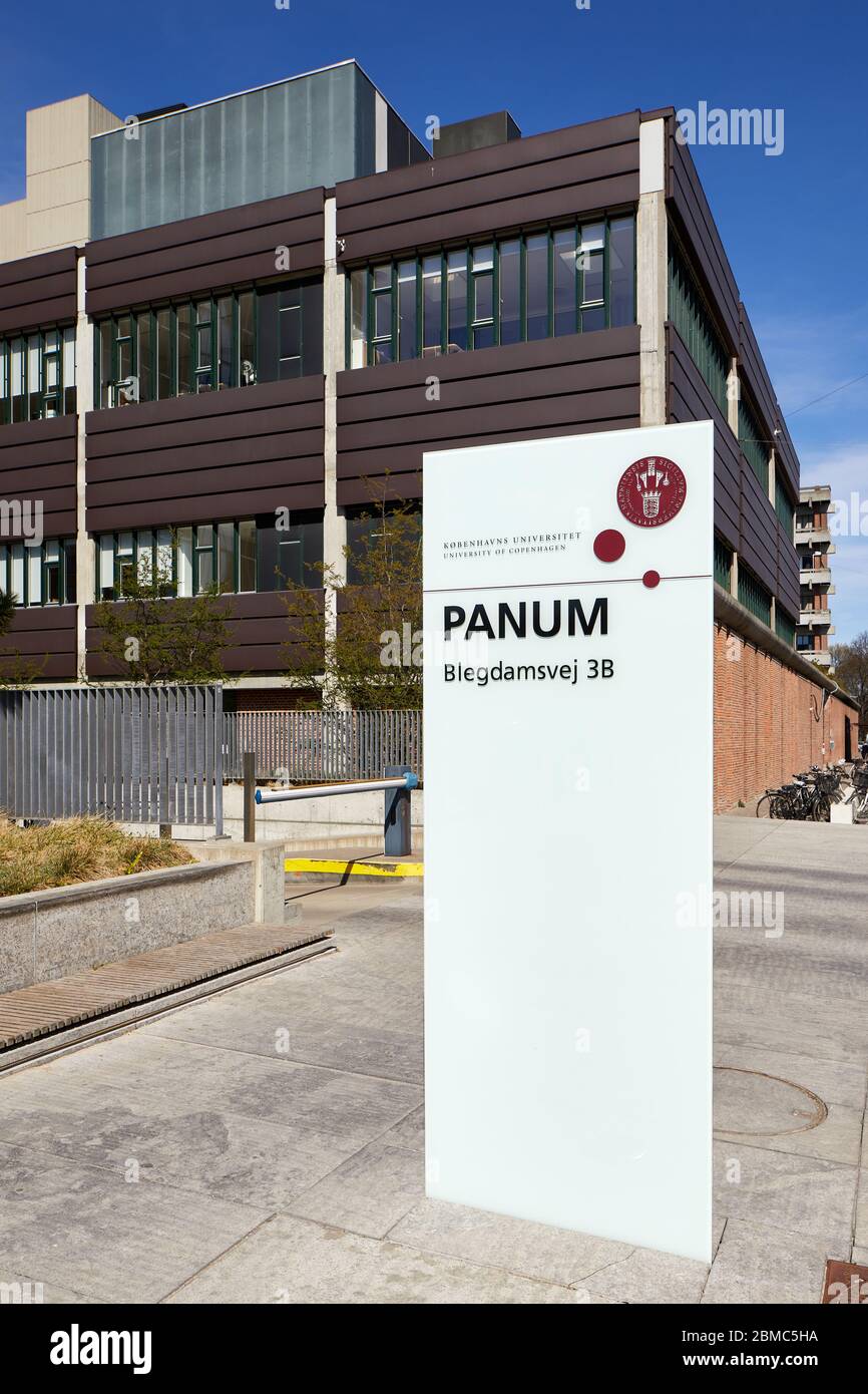 Cartello fuori dal Panum Building, che ospita la Facoltà di Scienze sanitarie e Mediche dell'Università di Copenaghen; Bleggdamsvej, Copenaghen, Danimarca Foto Stock