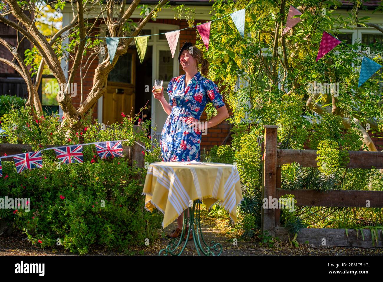 Merton Park, Londra, Regno Unito. 8 maggio 2020. I residenti di Erridge Road nel verde Merton Park prendono parte a una festa di strada 75 VE Day con una bella luce del sole serale. Credit: Malcolm Park/Alamy Live News. Foto Stock