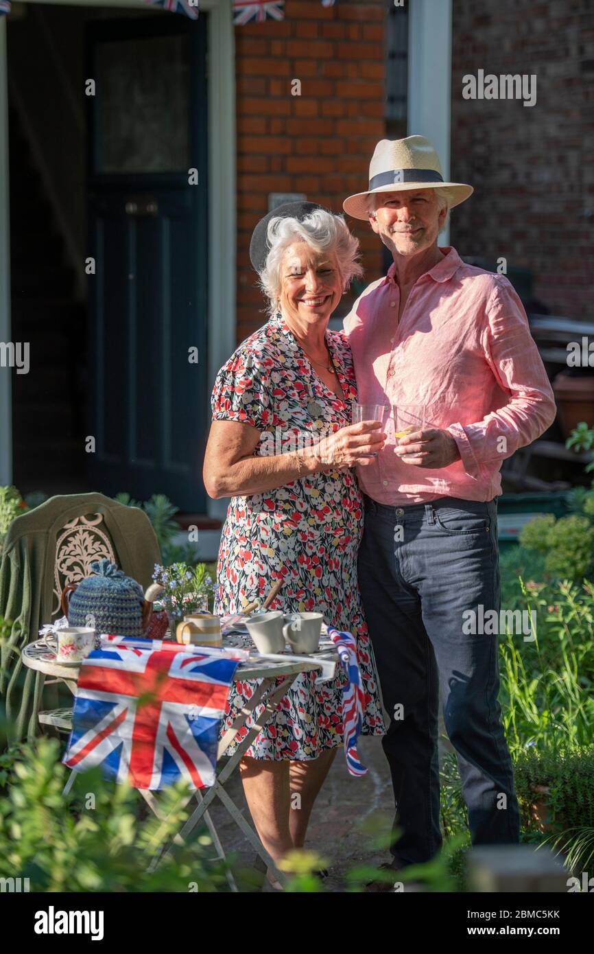 Merton Park, Londra, Regno Unito. 8 maggio 2020. I residenti di Erridge Road nel verde Merton Park prendono parte a una festa di strada 75 VE Day con una bella luce del sole serale. Credit: Malcolm Park/Alamy Live News. Foto Stock