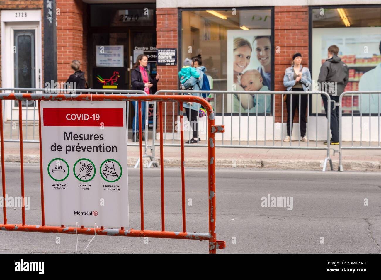 Montreal, CA - 8 maggio 2020: Covid-19 Guida alla sicurezza cartello francese su Masson Street Foto Stock