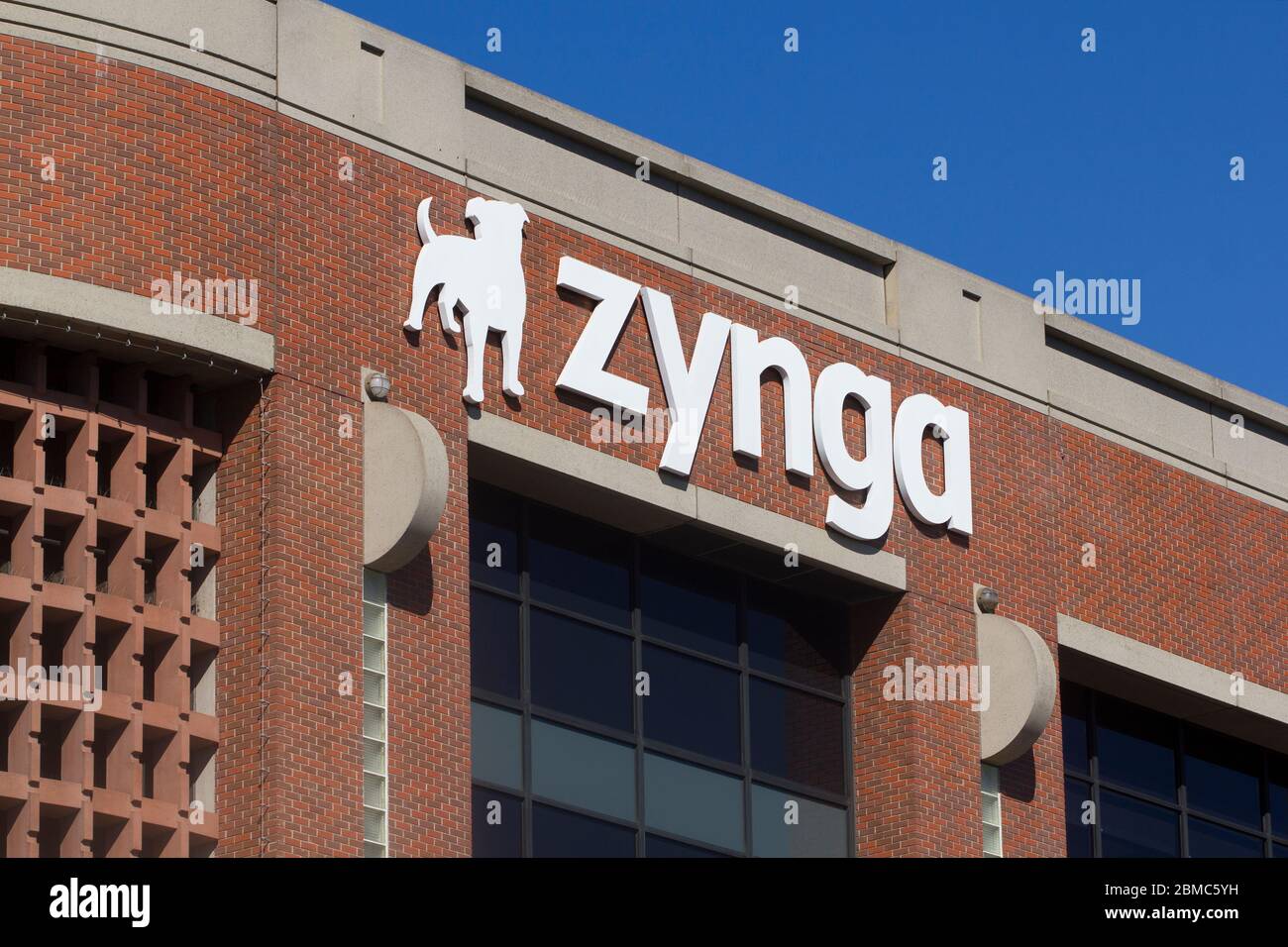 Il logo Zynga è visibile presso la sede centrale di Zynga a San Francisco. Zynga Inc. È uno sviluppatore americano di giochi sociali che esegue servizi di videogiochi sociali. Foto Stock