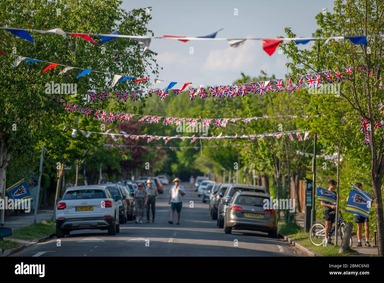 Merton Park, Londra, Regno Unito. 8 maggio 2020. Conigli colorati lungo la frondosa Poplar Road, una strada a sud di Londra il giorno 46 del Coronavirus per commemorare il 75 ° anniversario del Ve Day, in calda luce del sole serale. Credit: Malcolm Park/Alamy Live News. Foto Stock