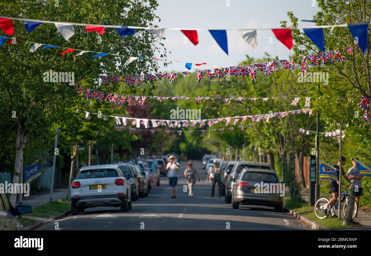 Merton Park, Londra, Regno Unito. 8 maggio 2020. Conigli colorati lungo la frondosa Poplar Road, una strada a sud di Londra il giorno 46 del Coronavirus per commemorare il 75 ° anniversario del Ve Day, in calda luce del sole serale. Credit: Malcolm Park/Alamy Live News. Foto Stock