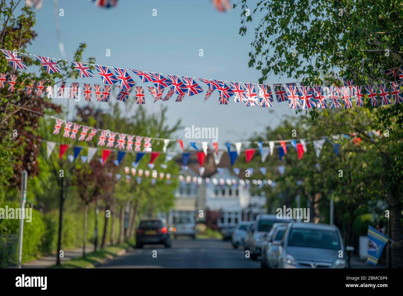 Merton Park, Londra, Regno Unito. 8 maggio 2020. Conigli colorati lungo la frondosa Poplar Road, una strada a sud di Londra il giorno 46 del Coronavirus per commemorare il 75 ° anniversario del Ve Day, in calda luce del sole serale. Credit: Malcolm Park/Alamy Live News. Foto Stock
