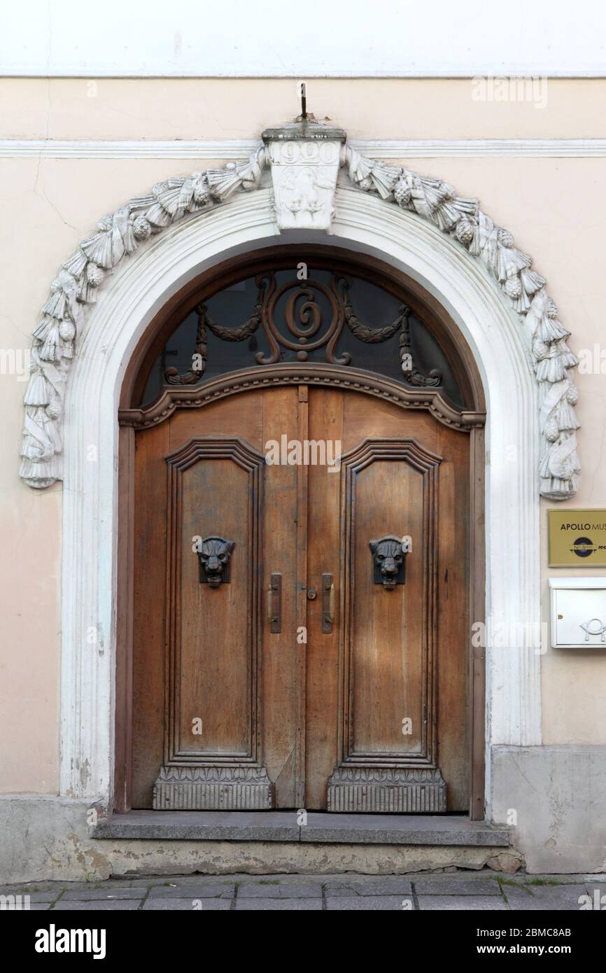 grandi porte o cancelli antichi di legno marrone. Porta in legno con elementi decorativi nella facciata dell'edificio vecchio. Tallinn, Estonia Foto Stock