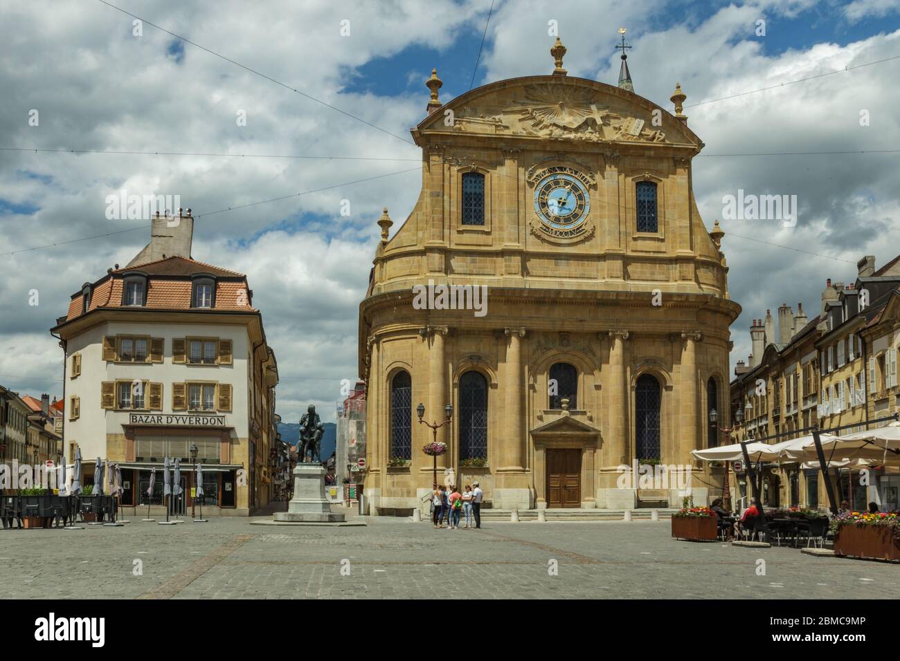 Yverdon-les-Bains, Svizzera - 26 giugno 2016: Tempio di Yverdon - chiesa di fronte al Museo di Yverdon e la sua regione. Turisti e locali che si trovano in caffè Foto Stock