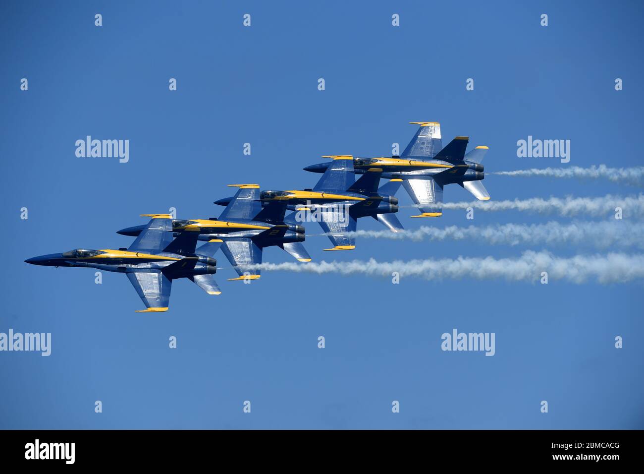 FORT LAUDERDALE, FL - 04 MAGGIO: Il team U.S. Navy Blue Angels si esibisce nel Ford Lauderdale Air Show il 4 maggio 2019 a Fort Lauderdale, Florida. Persone: Blue Angels Credit: Storms Media Group/Alamy Live News Foto Stock