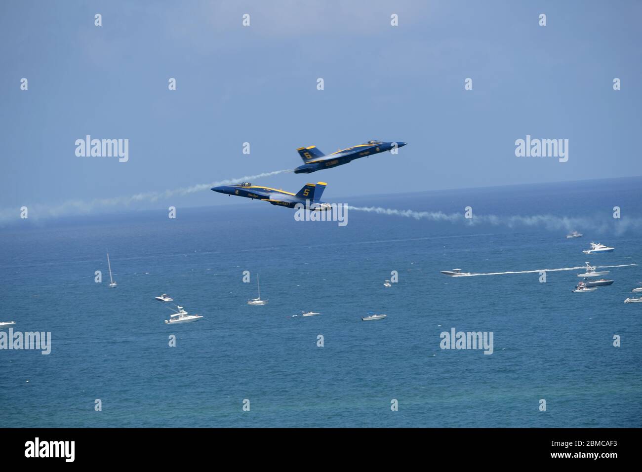 FORT LAUDERDALE, FL - 04 MAGGIO: Il team U.S. Navy Blue Angels si esibisce nel Ford Lauderdale Air Show il 4 maggio 2019 a Fort Lauderdale, Florida. Persone: Blue Angels Credit: Storms Media Group/Alamy Live News Foto Stock