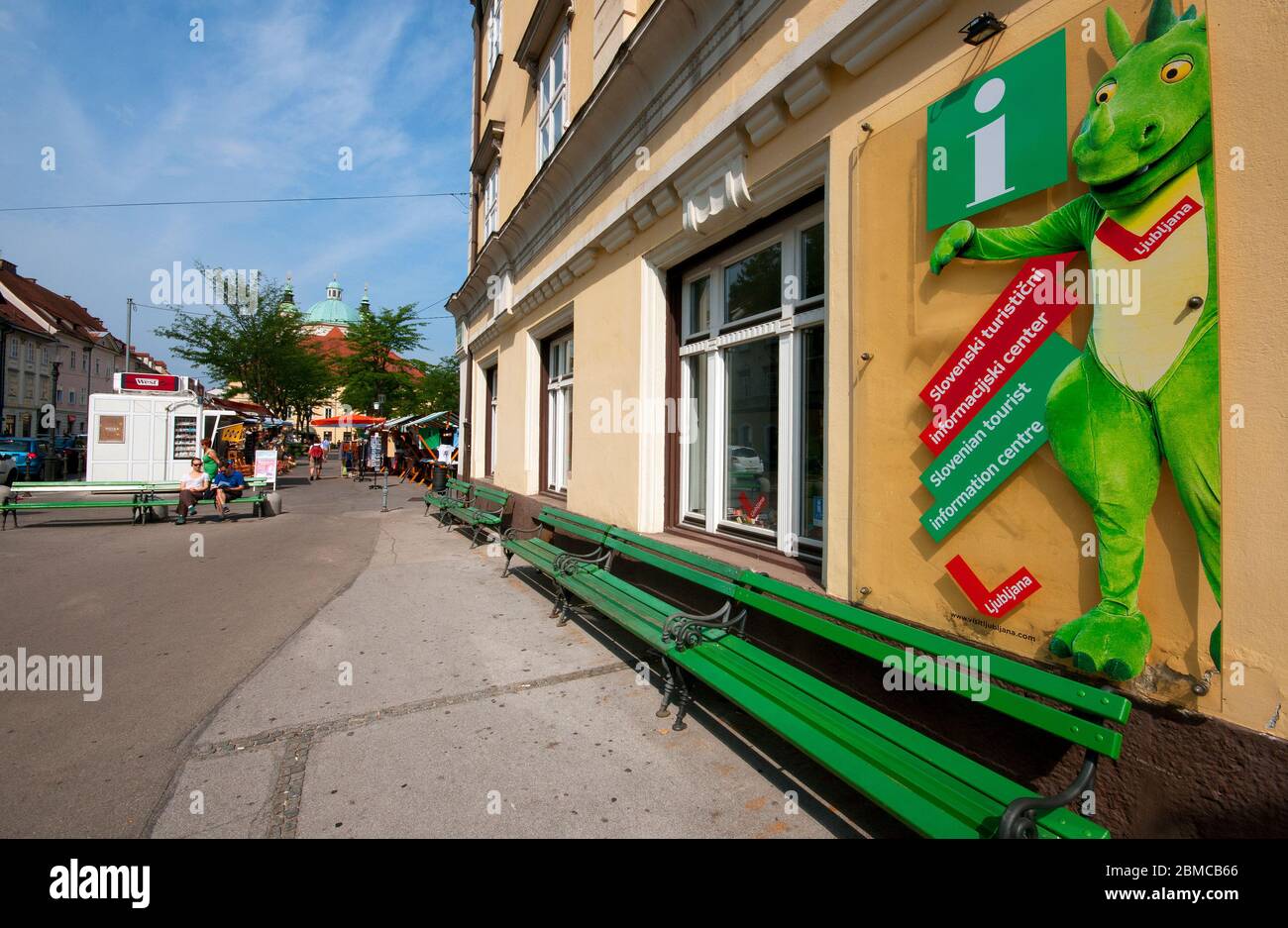 Centro informazioni turistiche di Krekov trg (sullo sfondo il mercato di Vodnikov trg e la cupola della Cattedrale di San Nicola), Lubiana, Slovenia Foto Stock