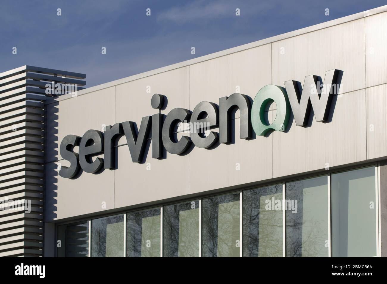 Il logo ServiceNow è stato pubblicato presso la sede centrale della società americana di cloud computing ServiceNow, Inc. A Santa Clara, California, il 17 febbraio 2020. Foto Stock