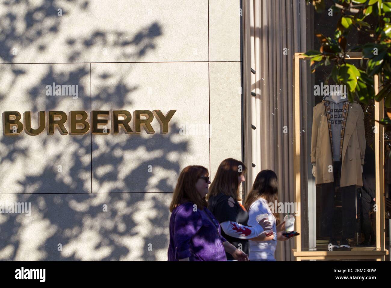 Gli amanti dello shopping passino accanto a un negozio Burberry nello Stanford Shopping Center a Palo Alto, California, il 18 febbraio 2020. Foto Stock