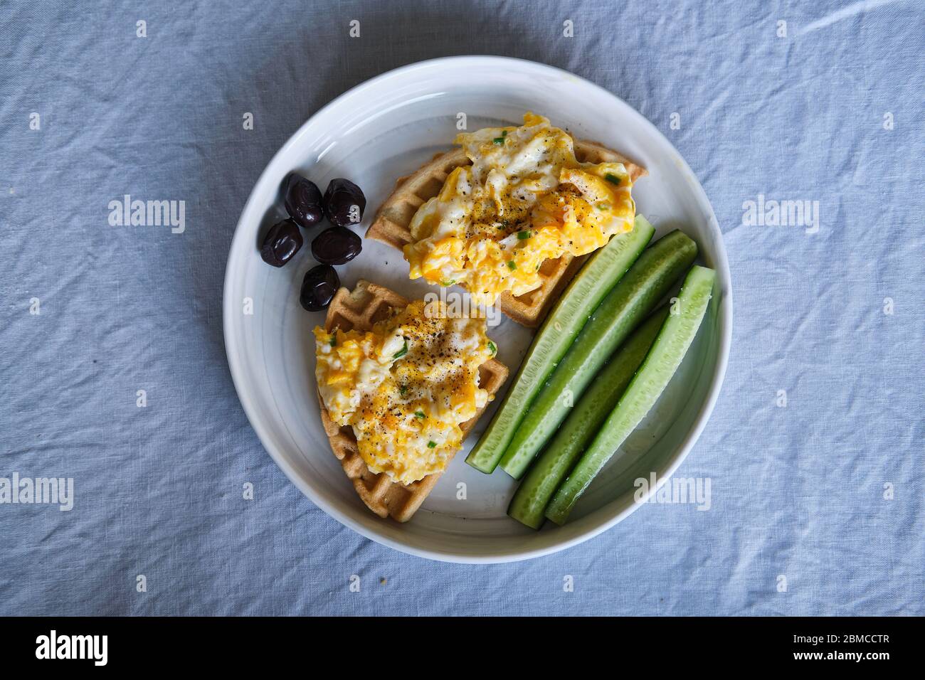 Waffle freschi fatti in casa, senza glutine e senza zucchero, serviti con uova strapazzate Foto Stock
