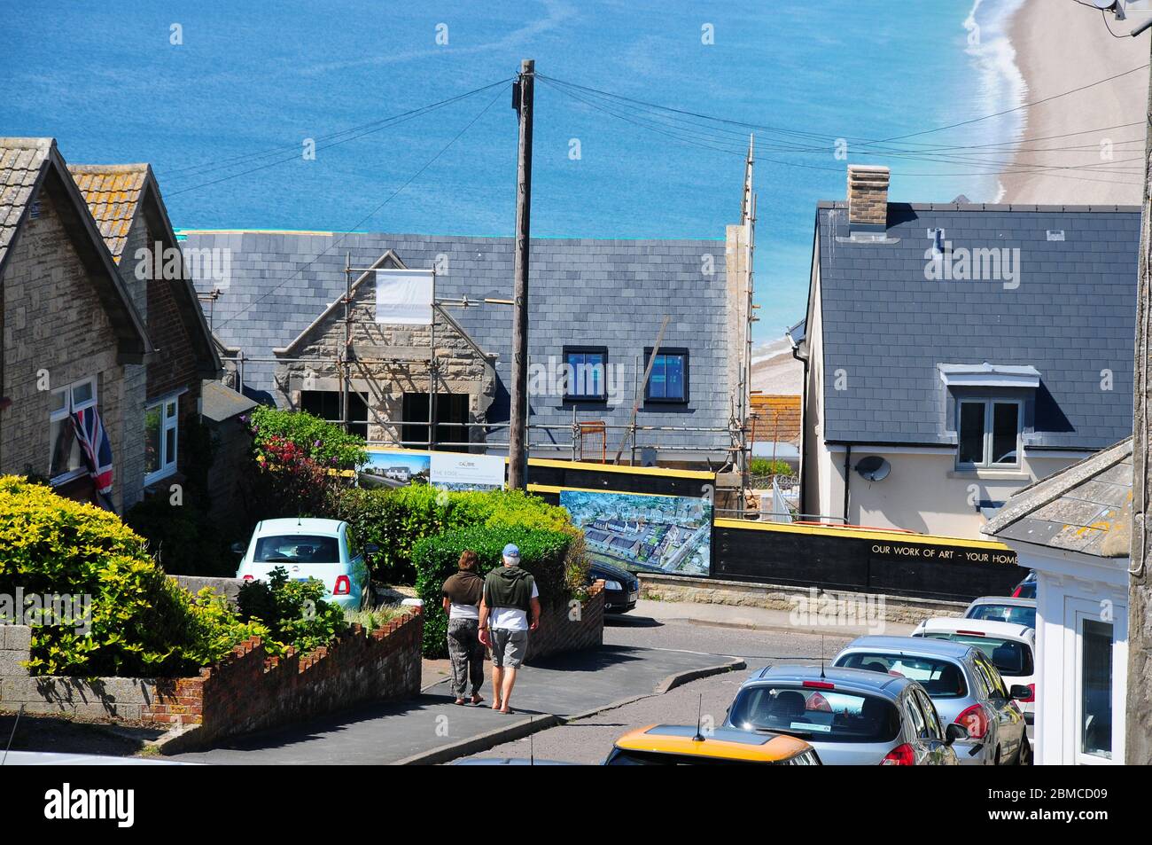 Portland. 8 maggio 2020. Meteo Regno Unito. La gente decorare le loro case e dirigersi verso la soleggiata Chesil Beach, Portland, il 75 ° anniversario della V.E. giorno. Credit: stuart fretwell/Alamy Live News Foto Stock