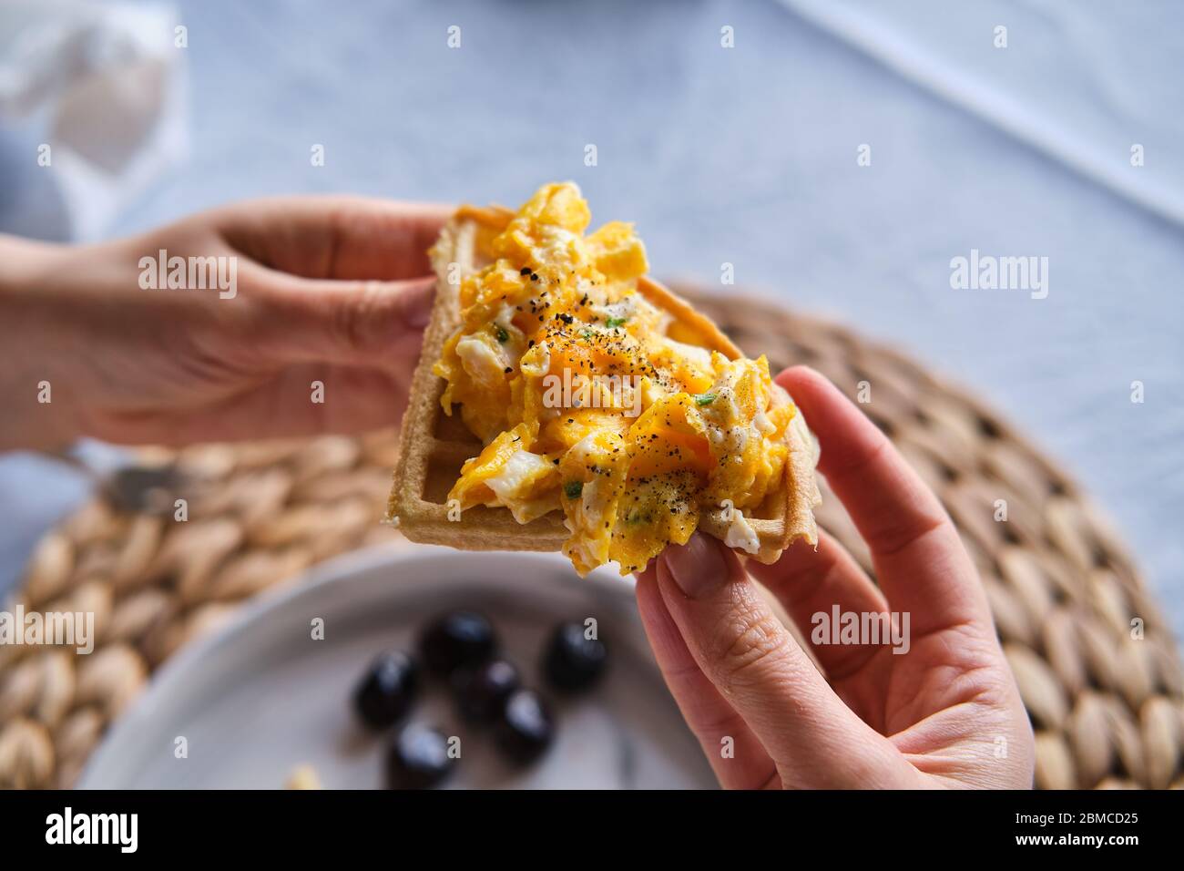 Waffle freschi fatti in casa, senza glutine e senza zucchero, serviti con uova strapazzate Foto Stock