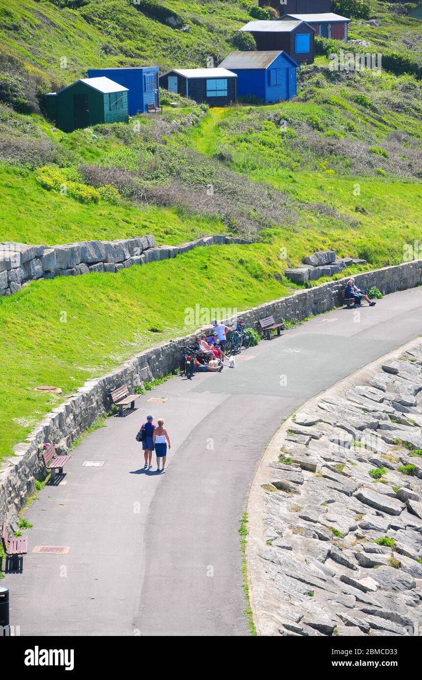 Portland. 8 maggio 2020. Meteo Regno Unito. La gente decorare le loro case e dirigersi verso la soleggiata Chesil Beach, Portland, il 75 ° anniversario della V.E. giorno. Credit: stuart fretwell/Alamy Live News Foto Stock