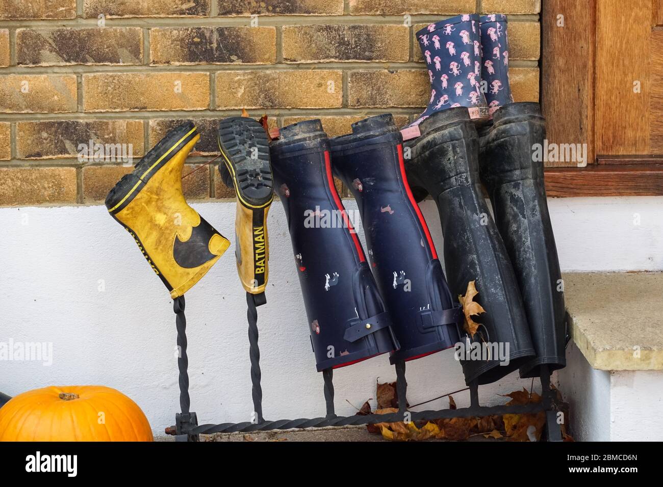 Stivali di Wellington che asciugano sulla cremagliera di fronte alla casa Foto Stock
