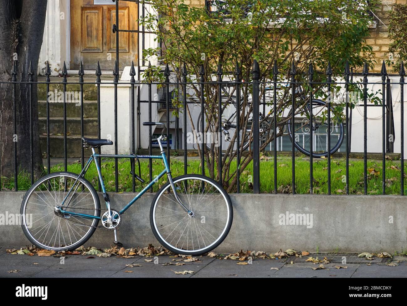 Biciclette parcheggiate di fronte alla casa, Londra, Inghilterra Regno Unito Foto Stock