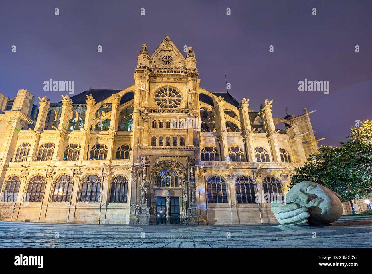 Chiesa di Eglise Saint Eustache e la scultura l'écoute di Henri de Miller a Parigi Francia Foto Stock