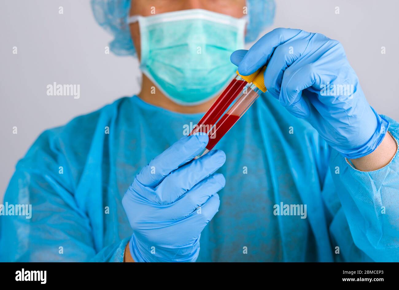 Provetta per il mantenimento del medico con prelievo di campioni di sangue e analisi o ricerca in laboratorio clinico Foto Stock