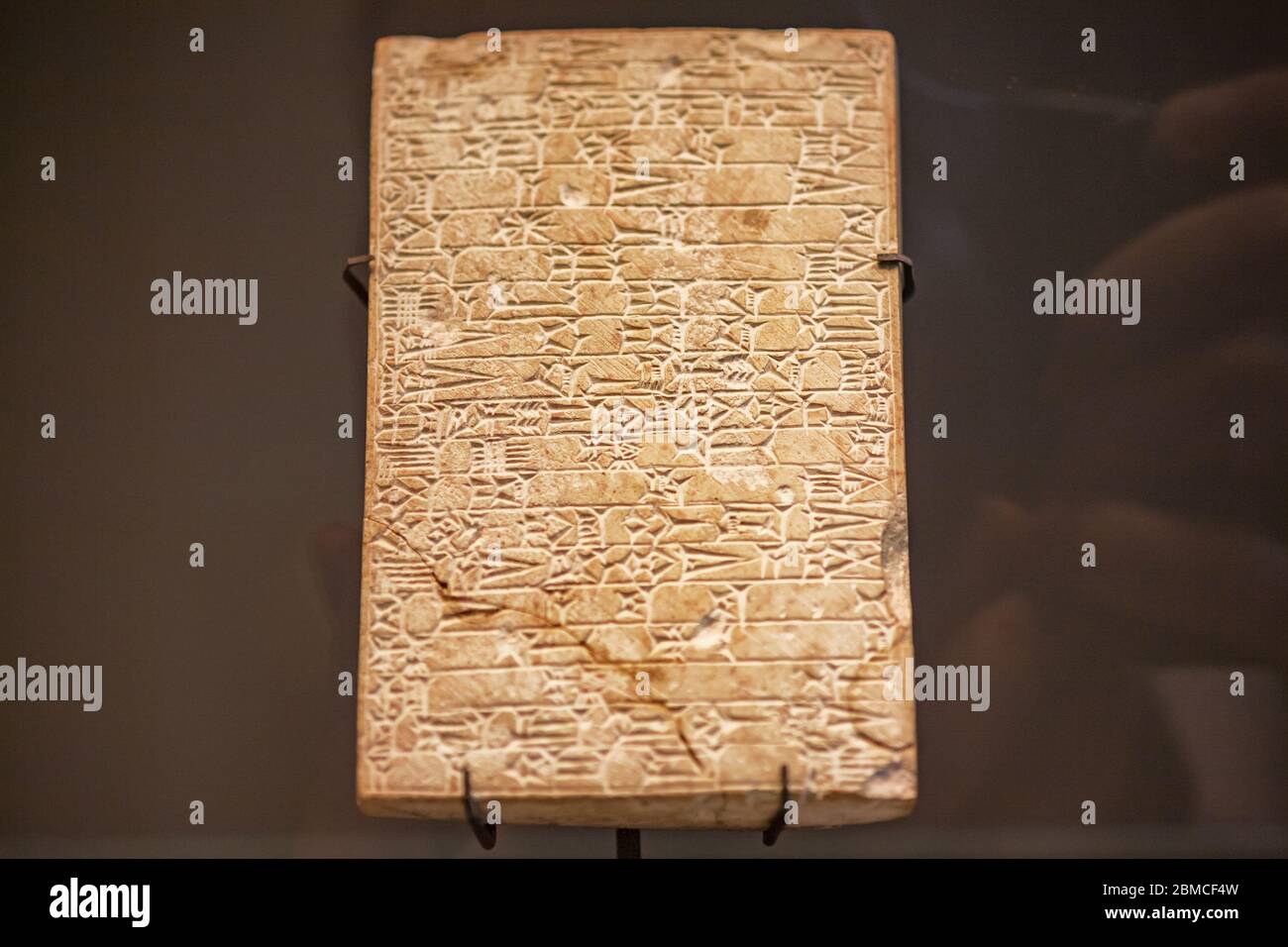 Antica sceneggiatura cuneiforme di Larsa del 1800 a.C. esposta al Louvre di Parigi Foto Stock
