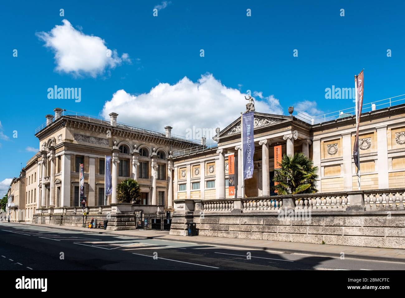 Ashmolean Museum Oxford esterno in una giornata di sole senza traffico o persone. Coronavirus/Covid-19 2020 Foto Stock