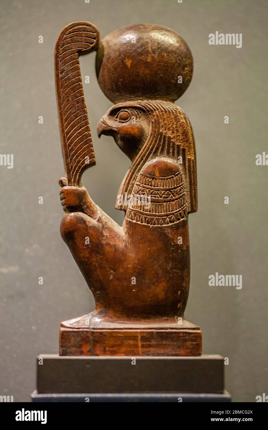 Figura di Ra l'antica divinità egiziana del sole esposta al Louvre, Parigi Foto Stock