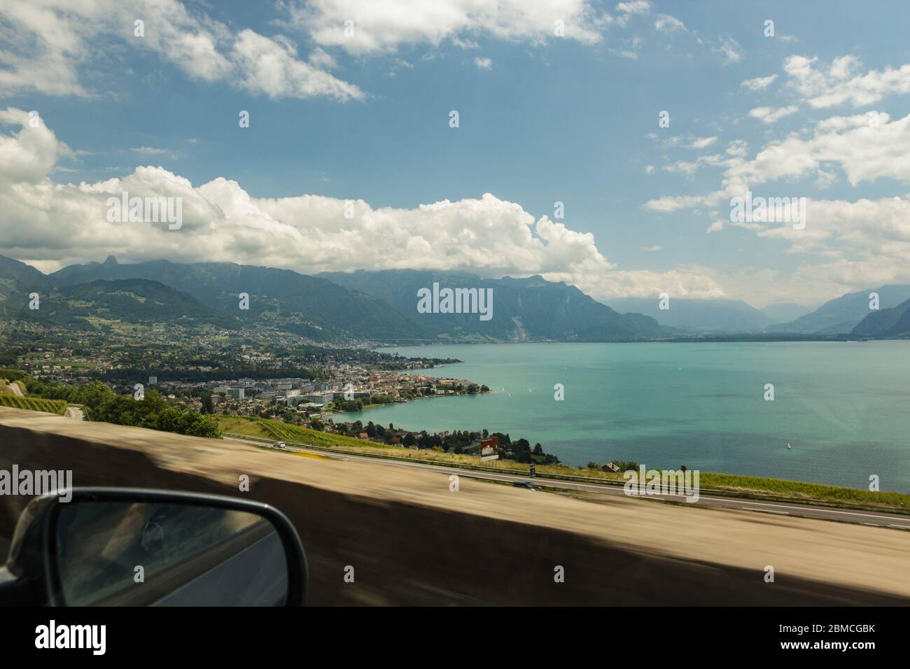 Vista sul meraviglioso Lago di Ginevra dall'autostrada. Case di campagna circondate da vigneti verdi. Zona vicino Mont Pelerin - montagna dell'altopiano svizzero, ov Foto Stock