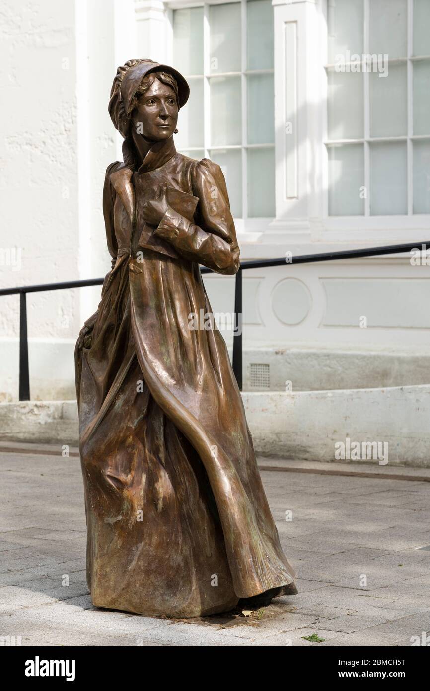 Una figura in bronzo a grandezza naturale di Jane Austen in Market Place fu svelata nel luglio 2017 per commemorare il 200° anniversario della sua morte. Basingstoke, Regno Unito Foto Stock